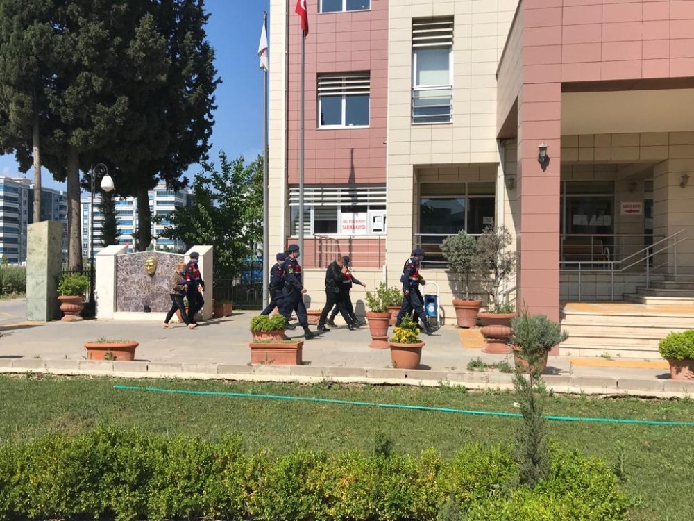 İzmir’de şok olay: Ellerini ayaklarını bağladılar, parasını ve telefonunu gasp ettiler 