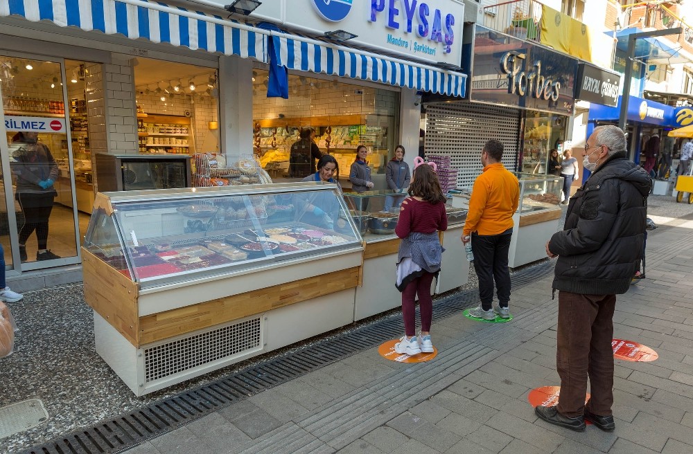 İzmir’de sosyal mesafe için zemin çıkartmaları devrede 