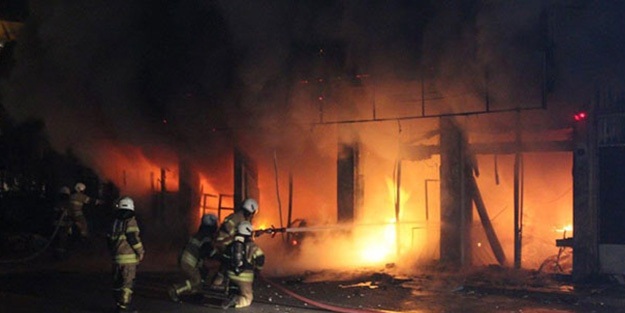 İzmir'de süpermarketi yaktılar