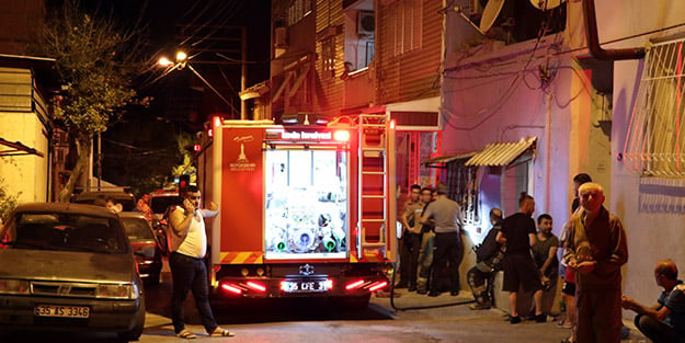 İzmir'de şüpheli ölüm! Yangın ihbarına gelen ekipler bıçaklanmış halde buldu