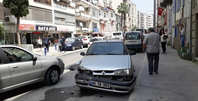 İzmir'de sürücünün tansiyonu yükseldi, 4 otomobil çarpıştı