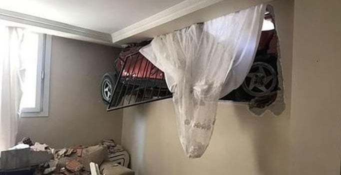 İzmir'de sürüklenen otomobil evin odasına daldı, görenler şaşırıp kaldı