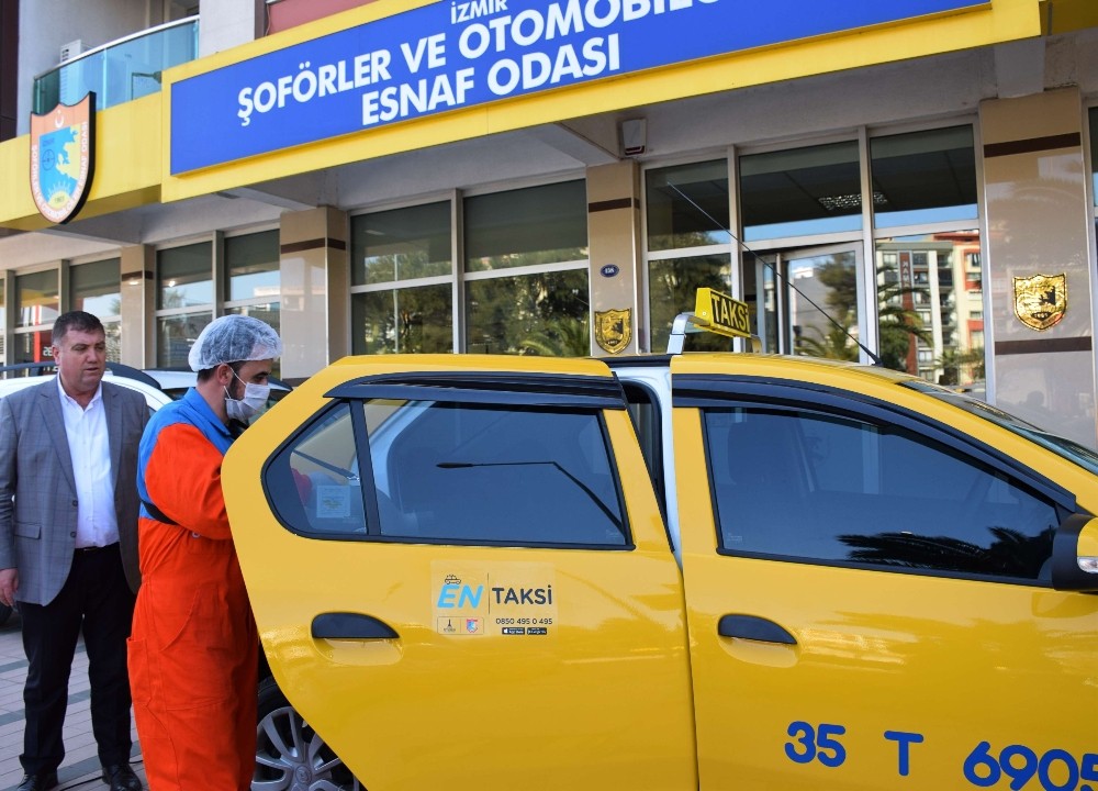 İzmir’de taksiler dezenfekte edildi 