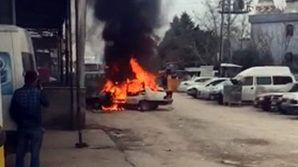İzmir'de tamirciye kızdı, kendi arabasını yaktı