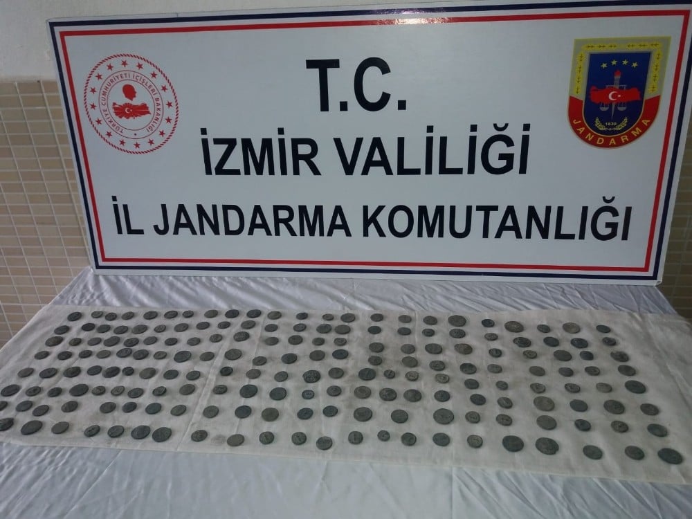 İzmir’de tarihi eser ve kaçak şarap operasyonu 