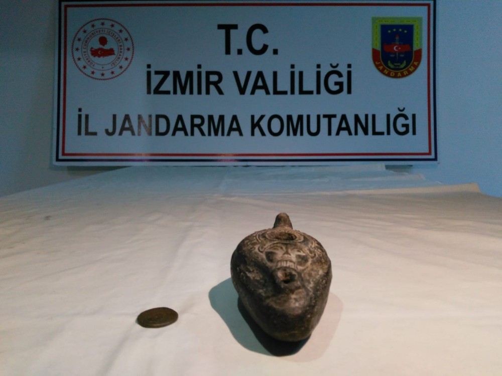 İzmir’de tarihi eserleri satmak isterken suçüstü yakalandılar 