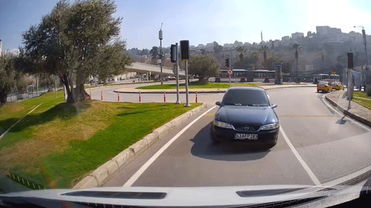İzmir'de ters yöne giren araç trafiği birbirine kattı!