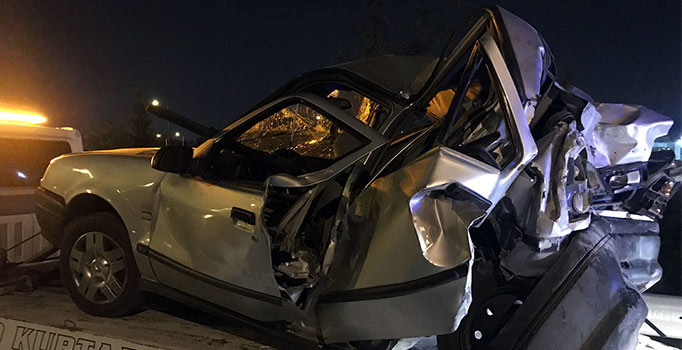 İzmir'de TIR otomobile çarptı: 1 kişi öldü, 1 kişi yaralandı