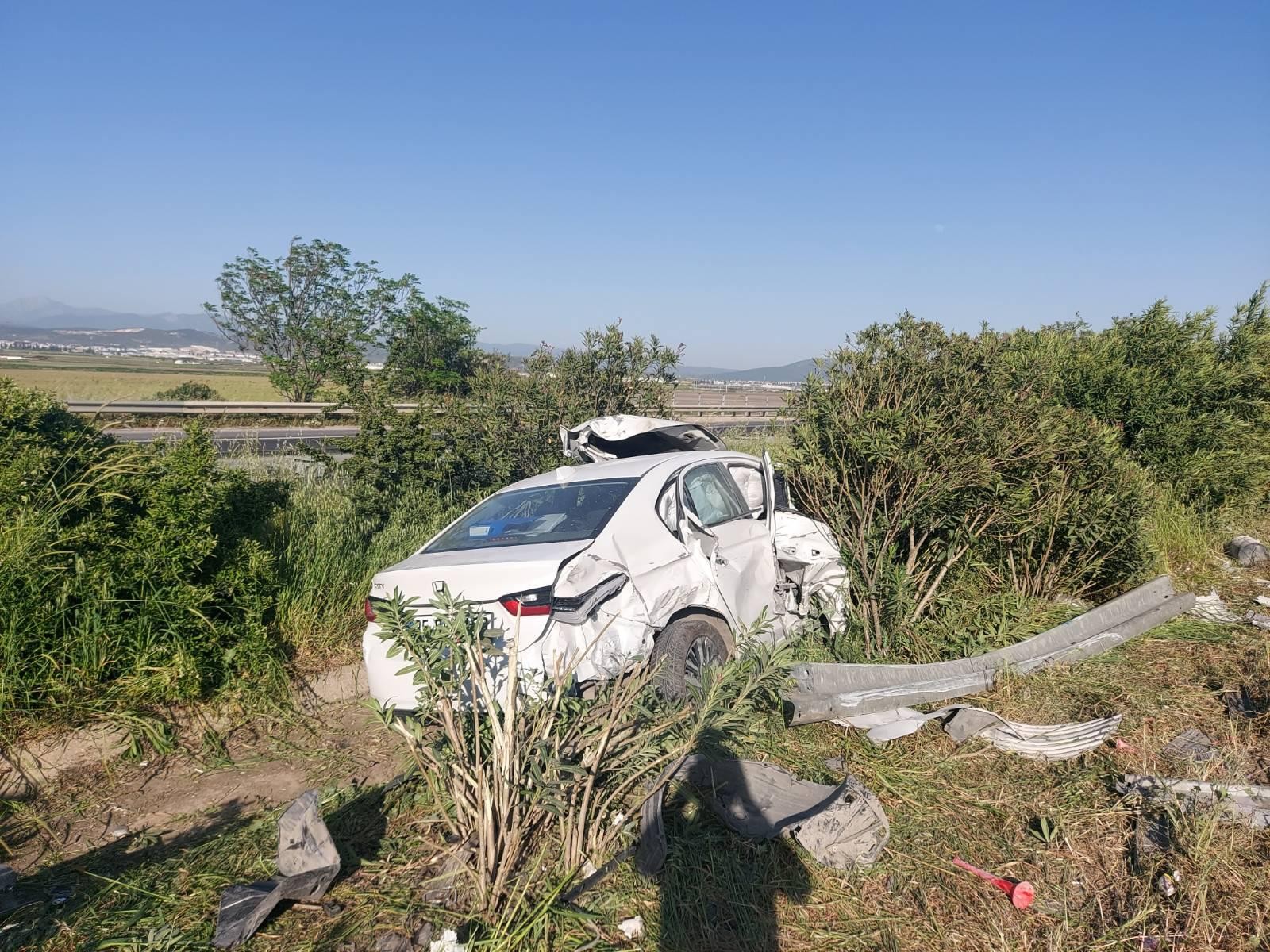 İzmir'de tırla çarpışan otomobilin sürücüsü yaralandı