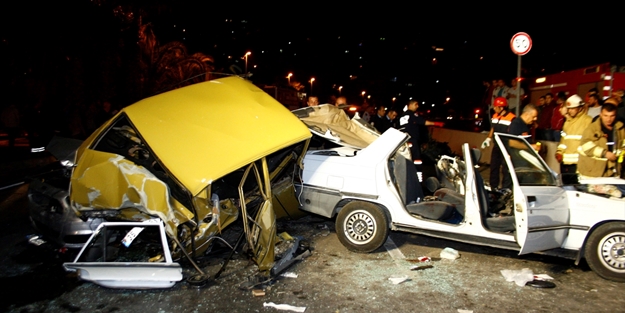 İzmir'de trafik kazası: 1 ölü, 5 yaralı