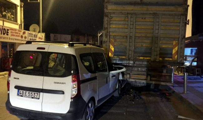İzmir'de trafik kazası: 2 yaralı