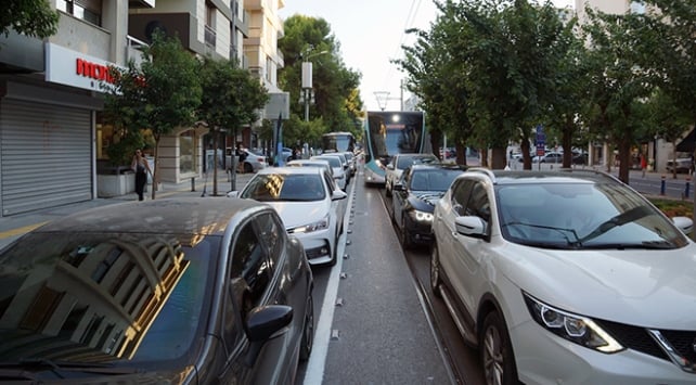 İzmir’de tramvay araç trafiğine takıldı