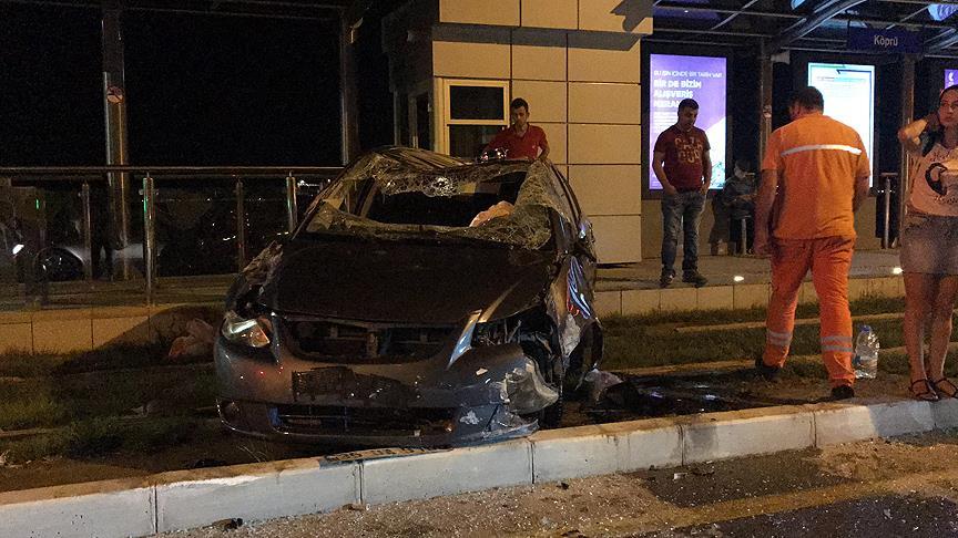 İzmir'de tramvay durağına giren otomobilin sürücüsü yaralandı
