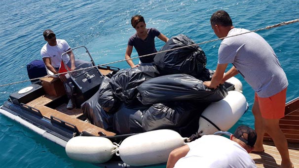 İzmir'de turizm bölgesinden 3,5 ton çöp çıktı