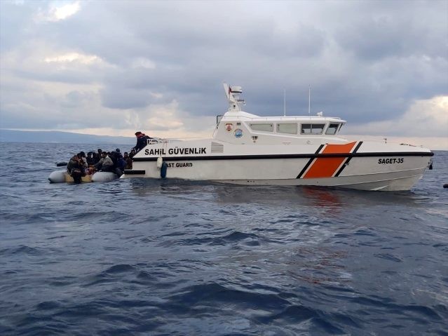 İzmir’de Türk karasularına itilen 48 sığınmacı kurtarıldı 