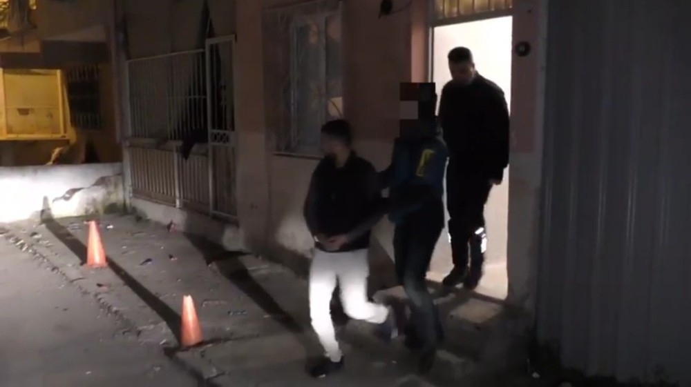 İzmir’de uyuşturucu satıcılarına operasyon: 18 gözaltı 