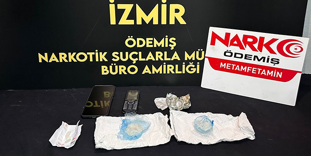 İzmir'de uyuşturucu satıcısı aracında yakalandı