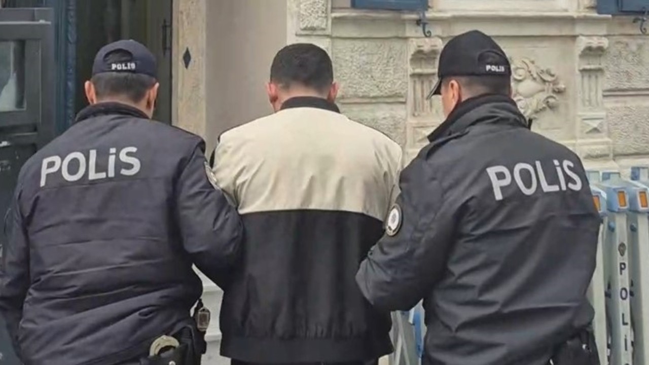 İzmir’de uyuşturucu satıcısı çarşıda yakalandı