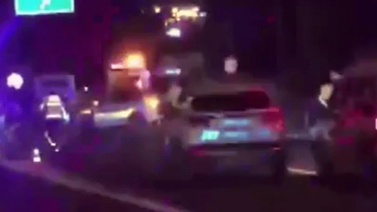 İzmir'de üzücü olay: Yolda kalan arabasını iterken otomobil çarptı!