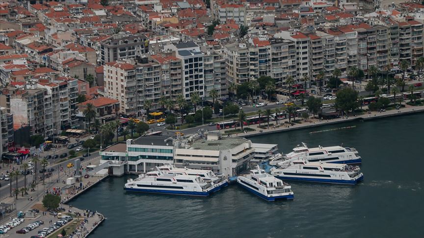 İzmir'de vapur seferleri durduruldu