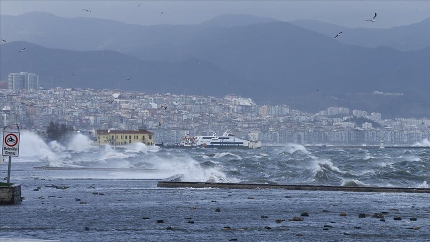 İzmir'de vapur seferleri fırtına nedeniyle durduruldu