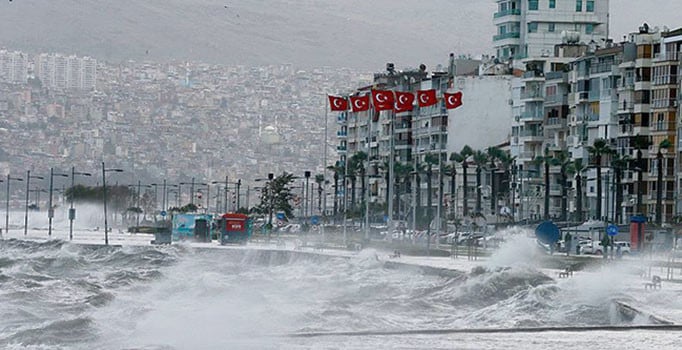İzmir'de vapur seferleri kuvvetli fırtına sebebiyle iptal edildi