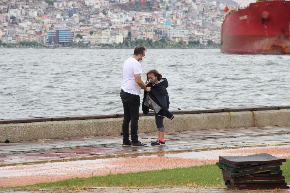 İzmir’de yağmur yağdı, çocuklar iznin keyfini çıkaramadı 