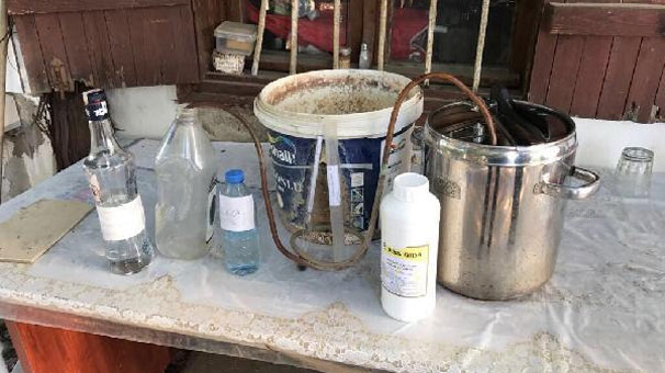 İzmir'de yakalandı! Şoke eden kaçak içki düzeneği
