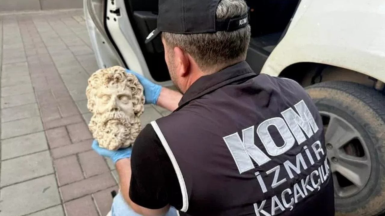 İzmir'de yaklaşık 2 bin yıllık heykel ele geçirildi