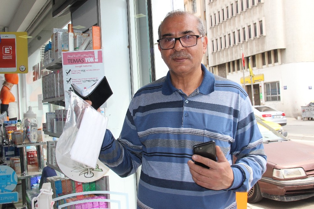 İzmir’de yaklaşık bin 300 eczaneden 650 bin maske dağıtıldı 