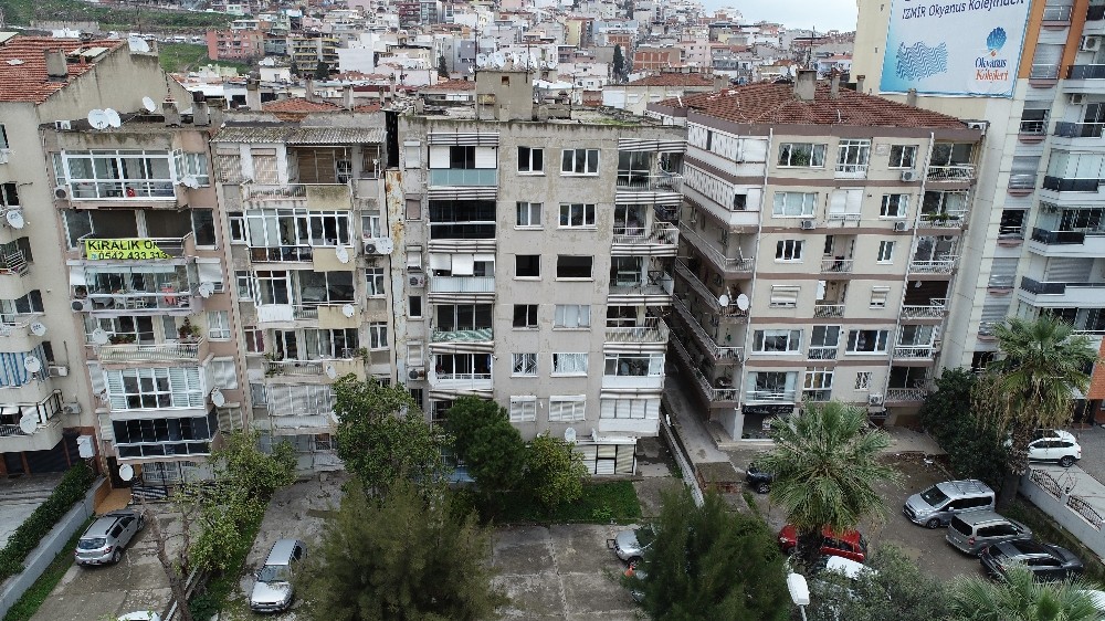 İzmir’de yan yatan bina tahliye ediliyor 