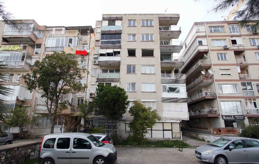 İzmir’de yan yatan bir bina riskli olduğu gerekçesiyle boşaltıldı 
