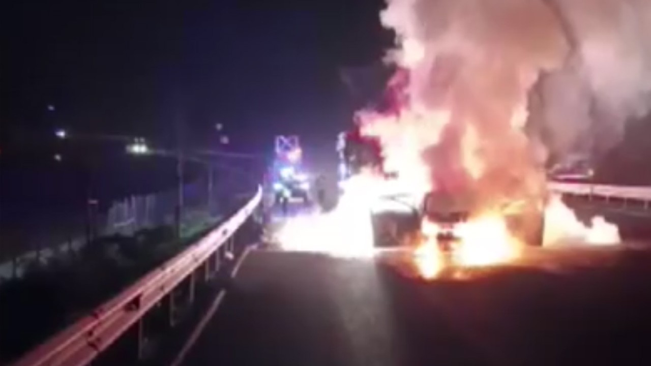 İzmir’de yanan araç hurdaya döndü