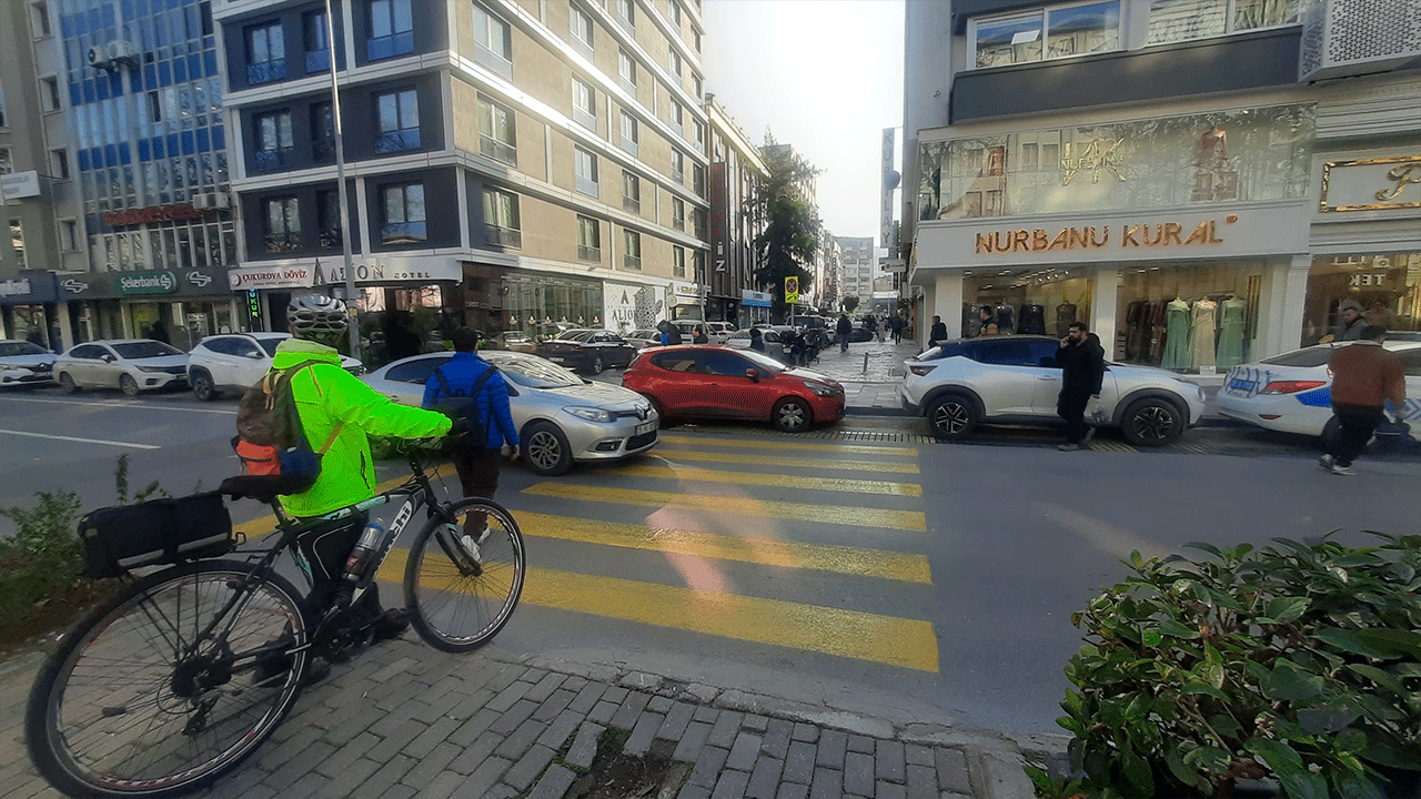 İzmir'de yaya geçidinde yol vermeyen sürücüler kamerada!