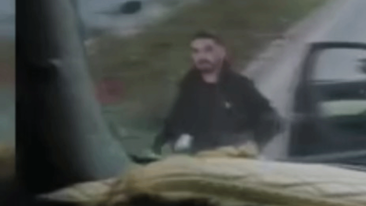 İzmir'de yol ortasında arabasını durdurup diğer şoföre saldırdı!