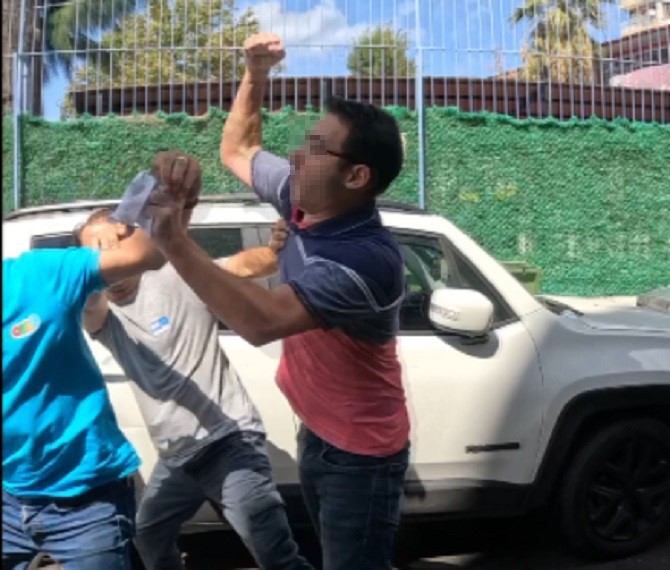 İzmir'de yol ortasında büyük kavga! Tek yumrukla arabanın camını kırdı!