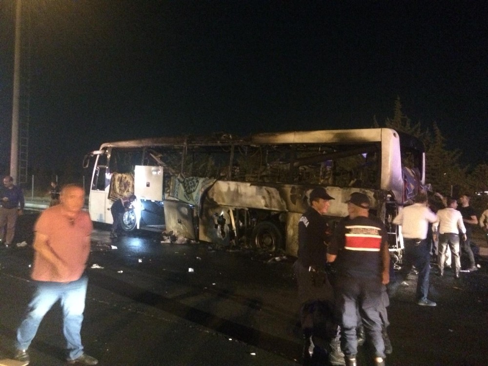 İzmir’de yolcu otobüsü alev alev yandı 