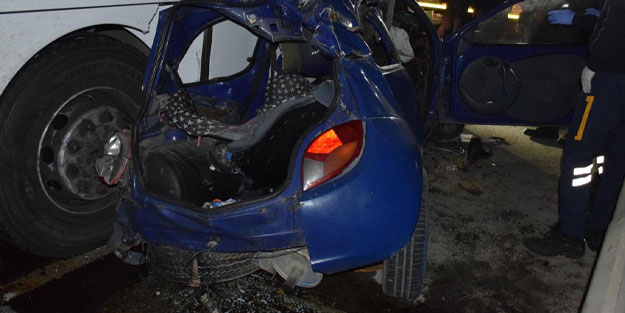 İzmir’de yolcu otobüsü ile otomobil çarpıştı