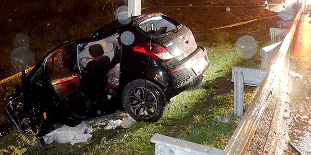 Yoldan çıkıp direğe çarpan aracın sürücüsü öldü