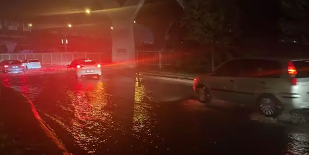 İzmir'de yollar göle döndü