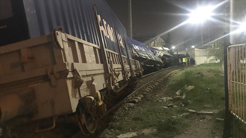 İzmir'de yük treni devrildi