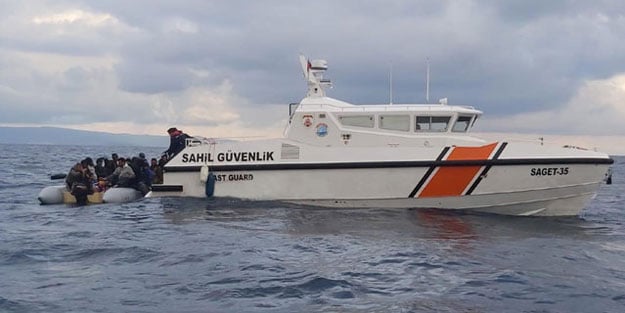 İzmir'de Yunanistan'ın Türk sularına ittiği 48 göçmen kurtarıldı