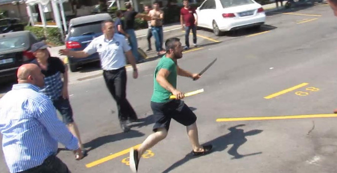 İzmir'de zabıta- esnaf kavgası: 5'i zabıta 7 yaralı