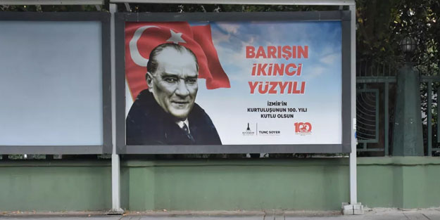 İzmir'deki 9 Eylül afişlerine AK Parti'den tepki