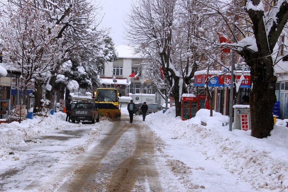 İzmir’deki Bozdağ’da kar kalınlığı yarım metreyi geçti 