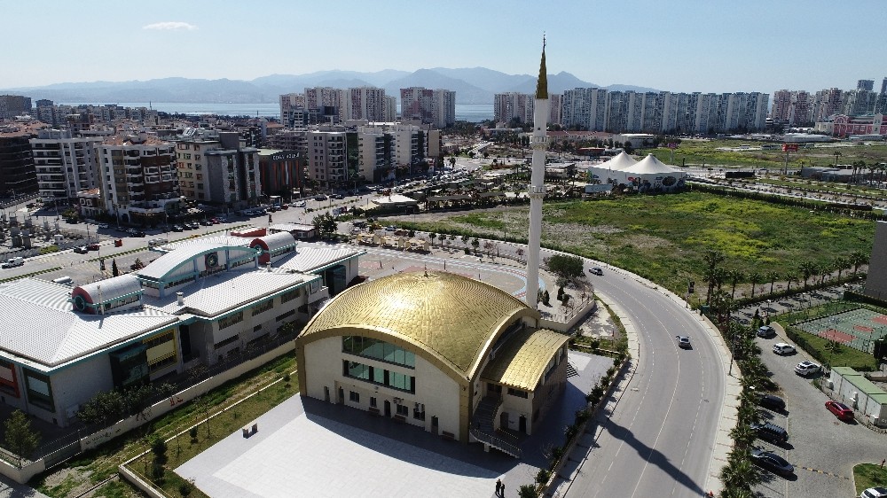 İzmir’deki camiler boş kaldı 