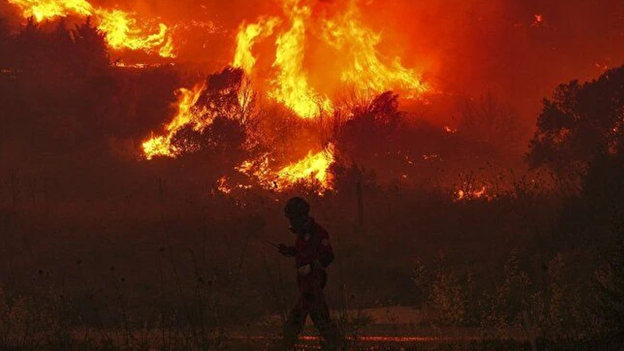 İzmir'deki ciğerimizi yakan yangınlar uzaydan görüntülendi!