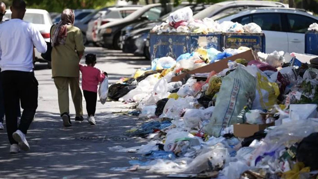 İzmir'deki çöp krizine bakanlık el koydu!