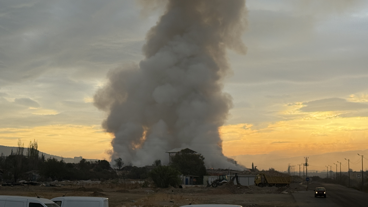 İzmir'deki çöp toplama merkezinde büyük yangın! Pis koku şehir merkezine kadar ulaştı