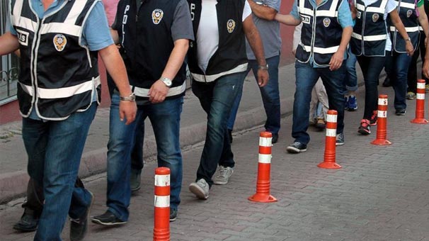 İzmir'deki FETÖ/PDY soruşturmasında gözaltına alınan 9 kişi tutuklandı
